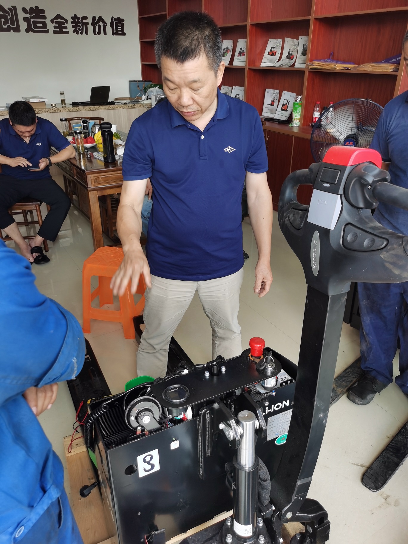 歡迎總部領(lǐng)導(dǎo)蒞臨指導(dǎo)，為我司員工進(jìn)行現(xiàn)場實(shí)操技能培訓(xùn)(圖10)